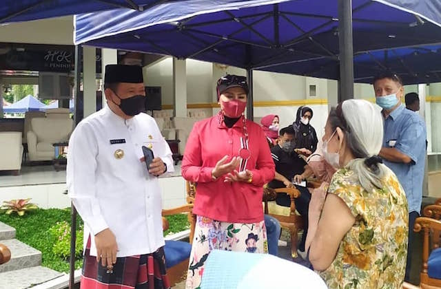 Ketua TP PKK, Kasih Fajarini, Inisiasi Vaksinasi dan Sosialisasi 5 M kepada Masyarakat Jember